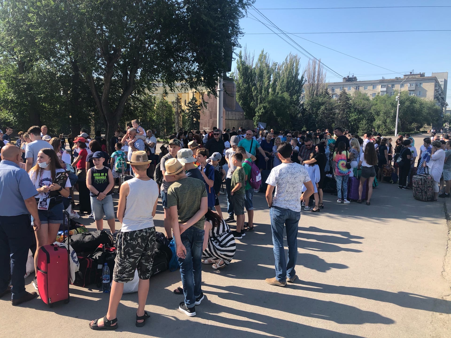 В разгар коронавируса на площади Ленина в Волгограде собралось более сотни детей с родителями