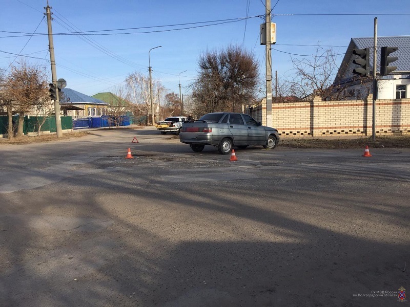 Три человека попали в больницу из-за 20-летнего водителя, проехавшего перекресток на «красный» в Михайловке