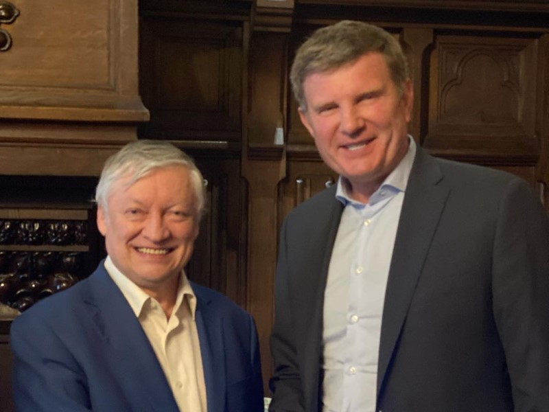 Олег Савченко сыграл шесть партий на глазах легендарного советского шахматиста Анатолия Карпова