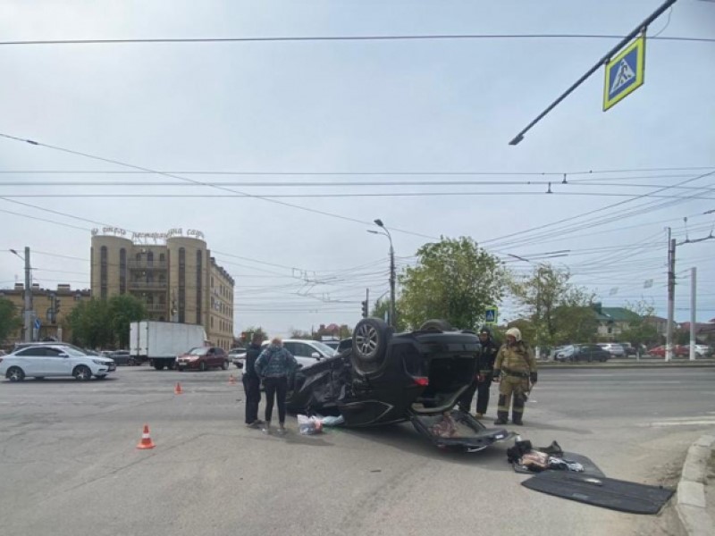 Две дамы на дорогих иномарках не поделили дорогу в Волгограде: Lexus перевернулся после столкновения с Mazda