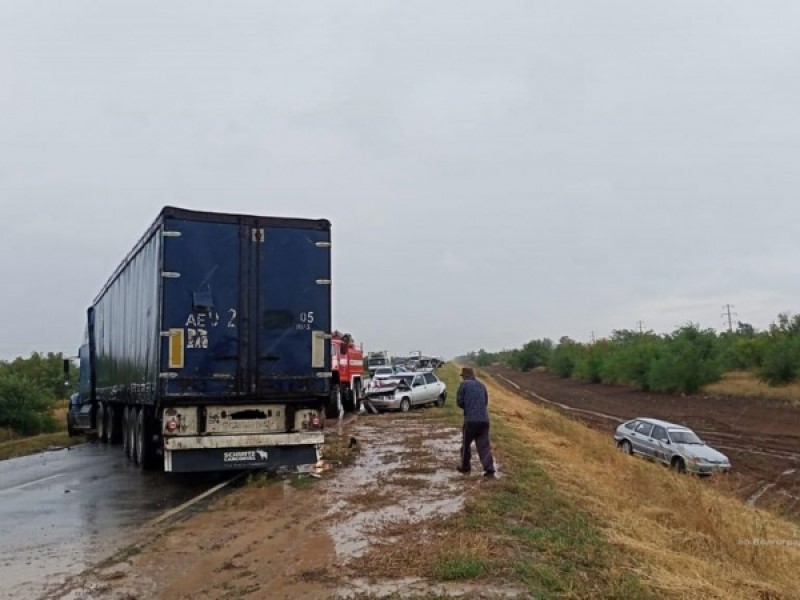 Грузовик врезался протаранил три столкнувшихся на трассе под Волгоградом ВАЗа