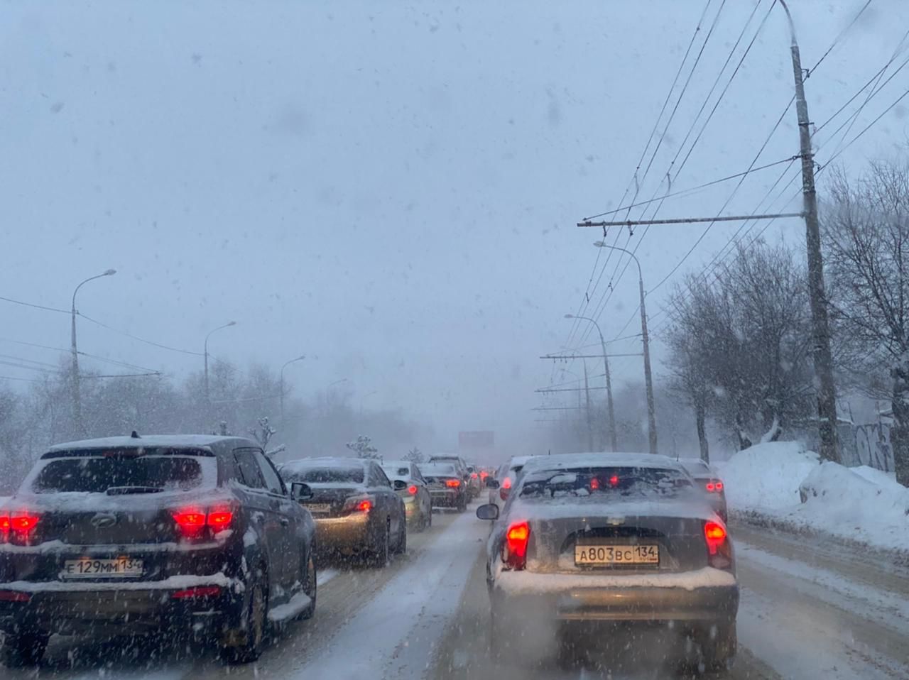 Волгоград застыл в девятибалльных пробках: дороги снова не чищены