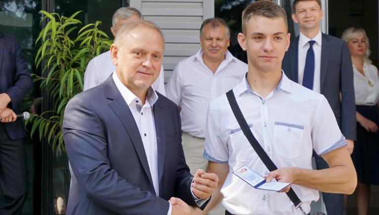 Жители Волжского  шокированы: на что тратит бюджетные деньги мэр их города