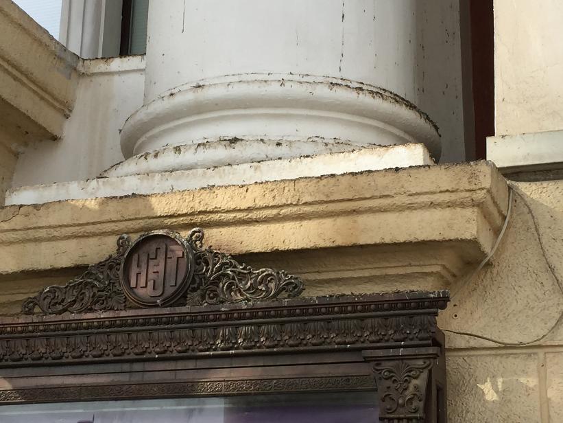 В Волгограде эвакуировали зрителей театра во время спектакля из-за угрозы пожара