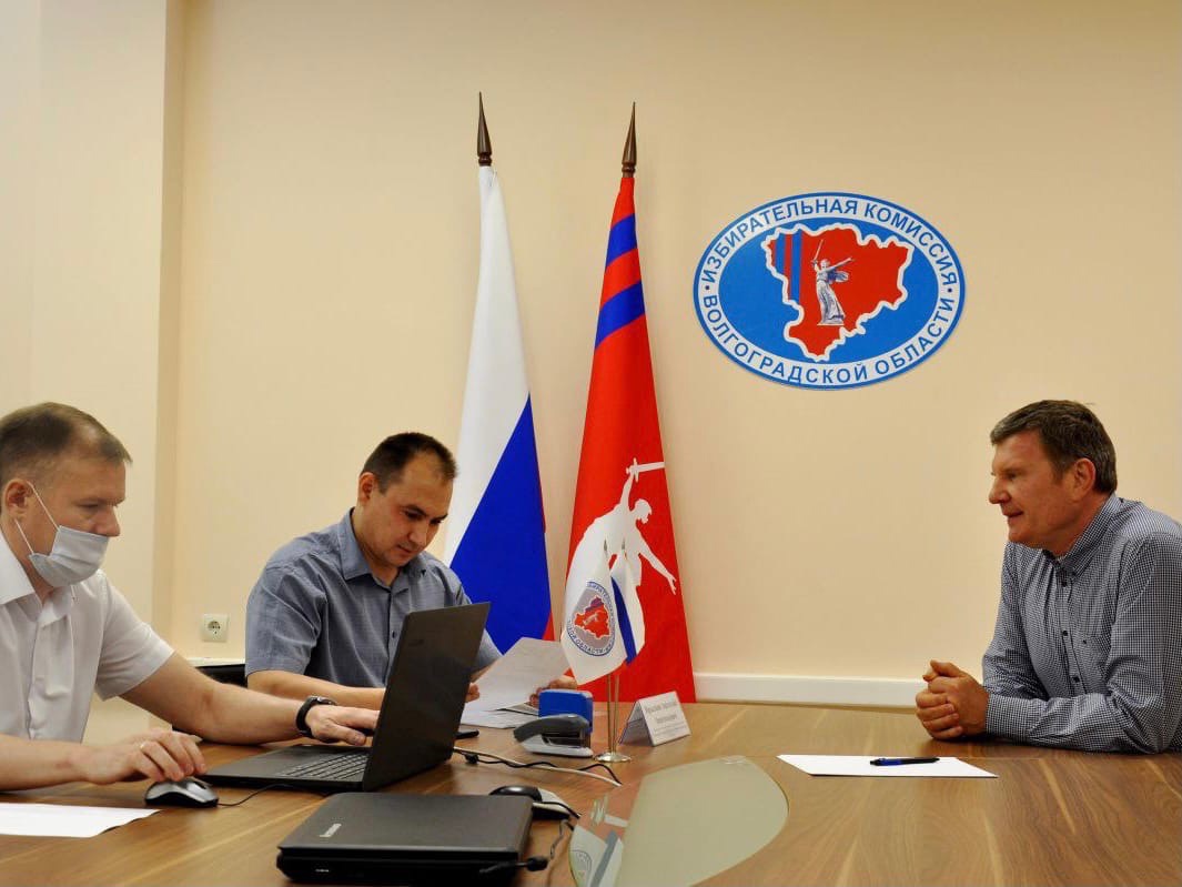 Первым документы на регистрацию в волгоградский облизбирком сдал Олег Савченко