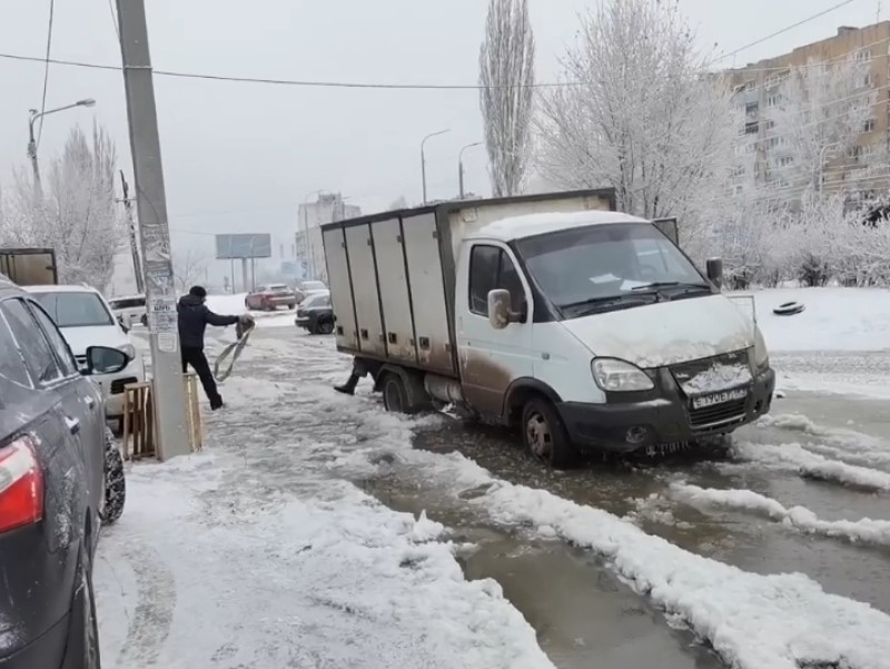 Центр Волгограда заливает водой из-за коммунальной аварии