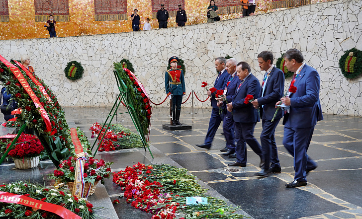 Делегаты ЮРПА почтили память героев Великой Отечественной войны на Мамаевом кургане