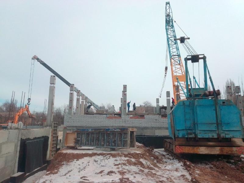 Завершают строительство цокольного этажа в новой школе на юге Волгограда