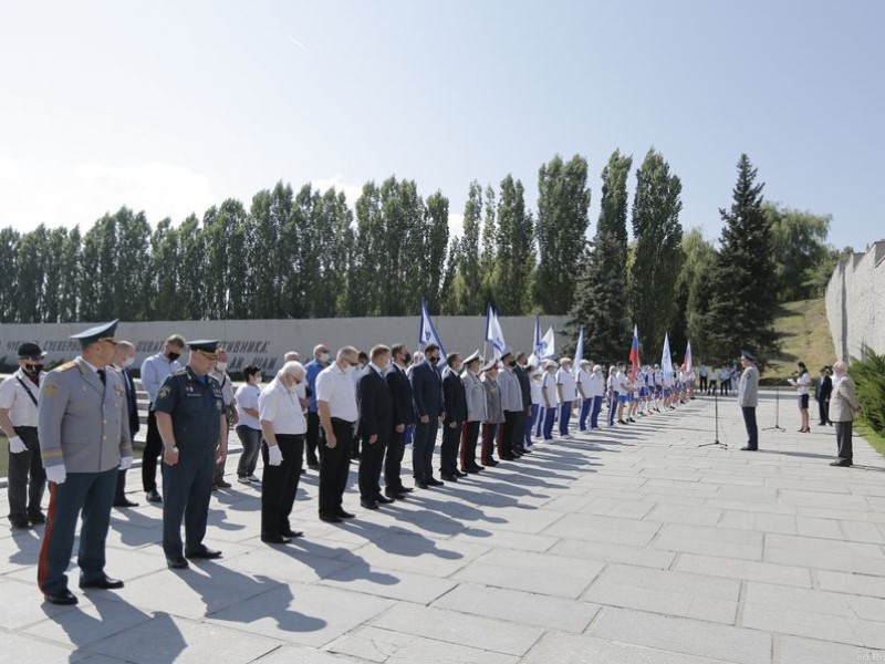 Автопробег в честь 75-летия Победы завершился на Мамаевом кургане в Волгограде