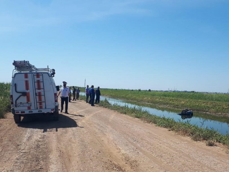 Восемь человек погибли в утонувшем под Волгоградом Renault Logan