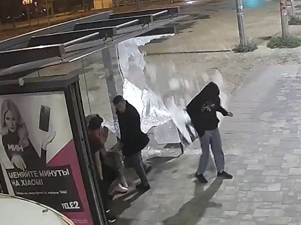 За решетку отправили волгоградца, который в компании друзей пистолетом разнес в пыль стеклянную остановку 