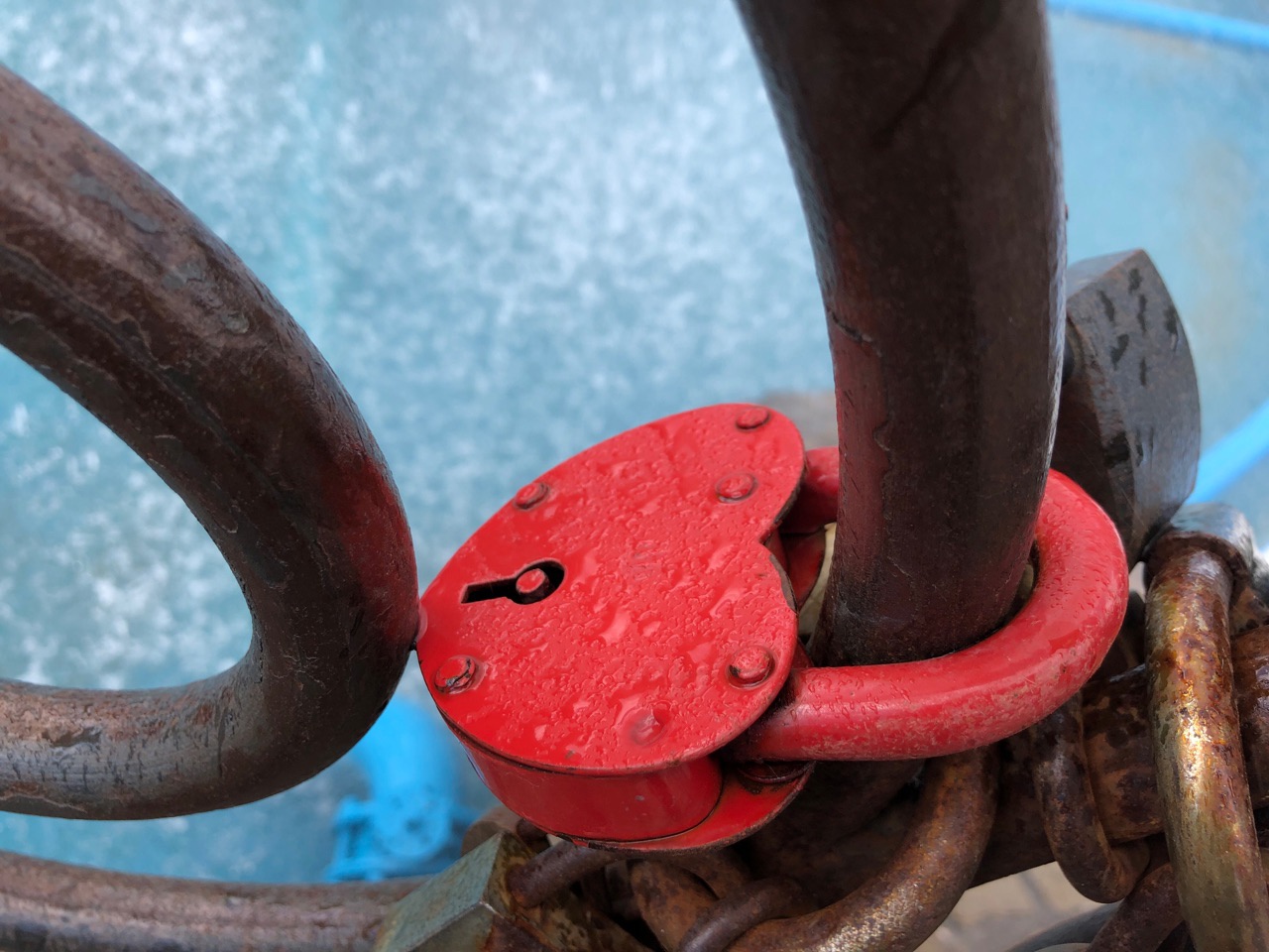 Житель Волгоградской области с разбитым сердцем отомстил сопернику через его машину