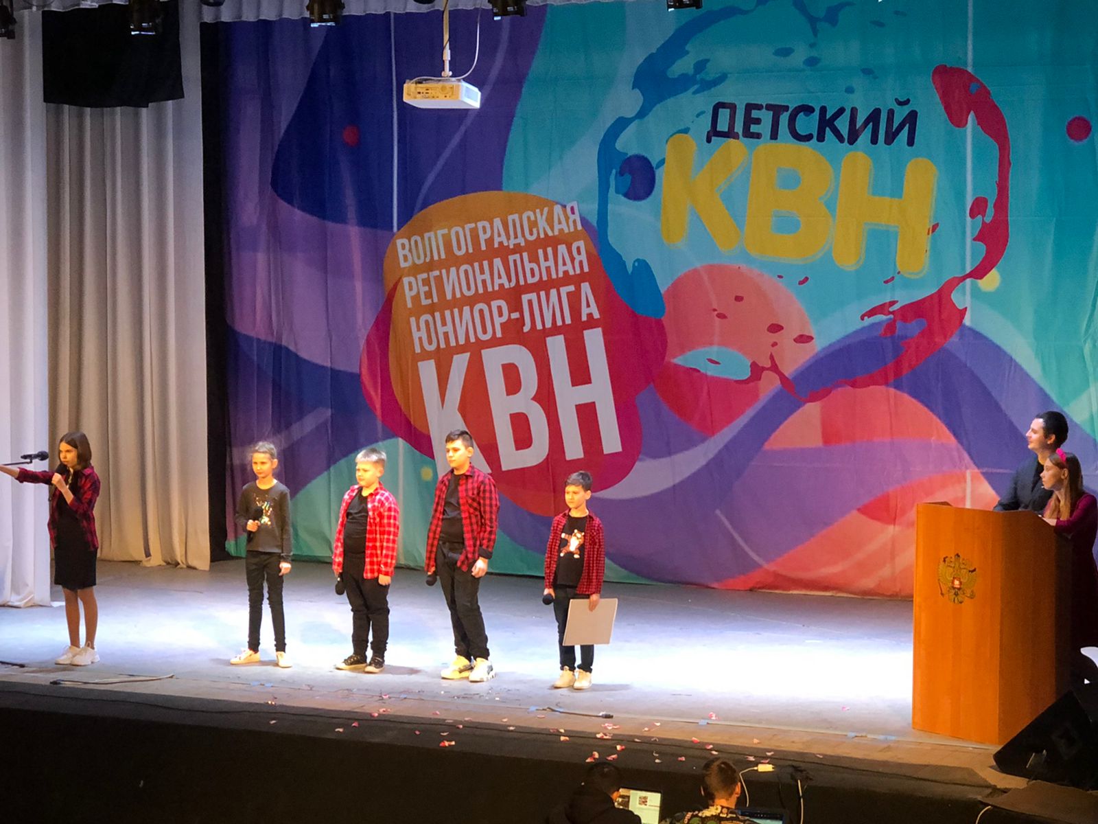 Юные волгоградцы шутили со сцены Дома офицеров