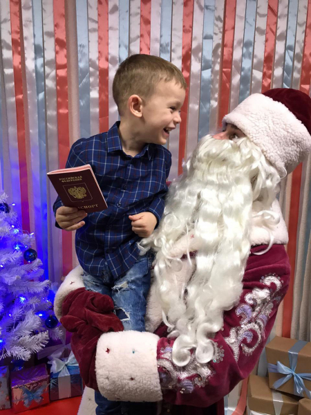 В Новый год с новым паспортом: Сотрудники миграции Волгоградской области присоединились к благотворительной акция «Полицейский Дед Мороз»