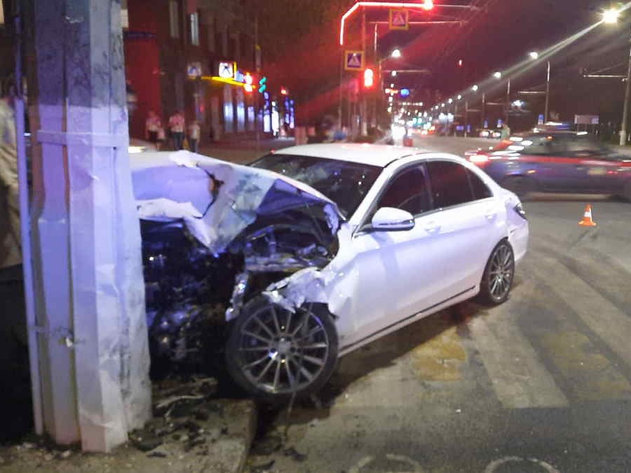 Дедушка на Lada протаранил компанию молодежи на Mercedes в Волгограде