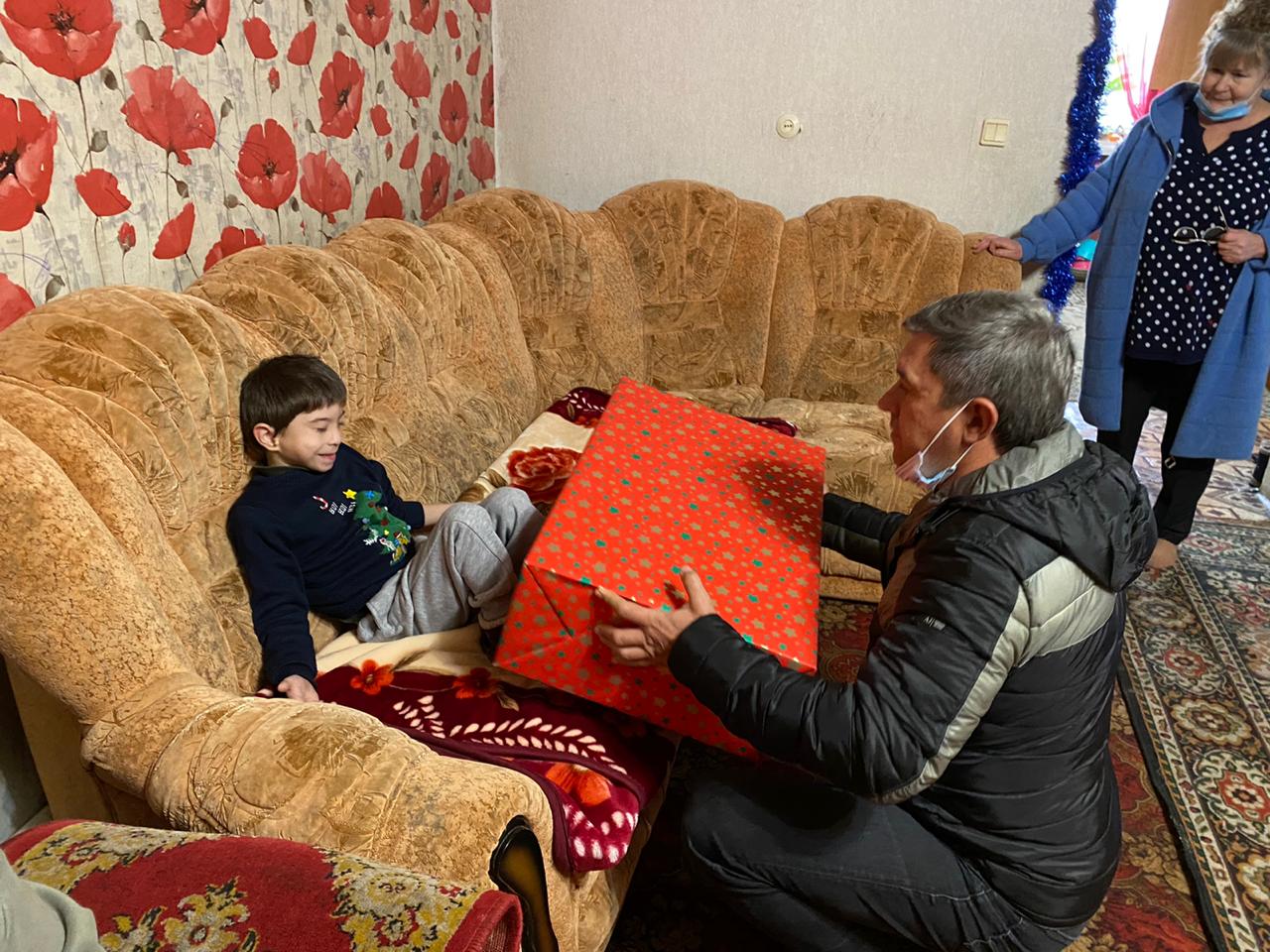 Депутат гордумы Волгограда Максим Логунов стал добрым волшебником для семилетнего Артема и его бабушки