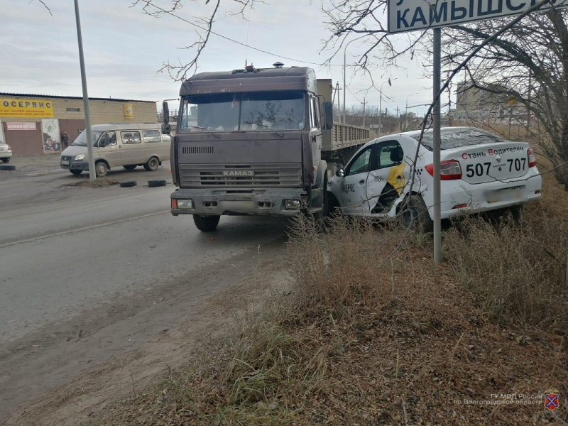 Такси «Яндекса» смял КамАЗ в Волгограде