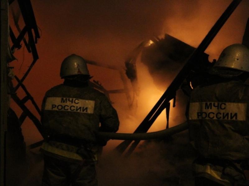 В Волгограде сгорел частный дом и 24-летняя иномарка 