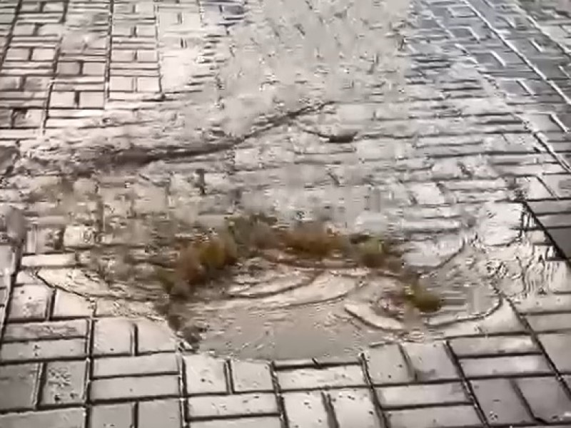 Стелу с именами героев Сталинградской битвы заливает фекальными водами в Волгограде