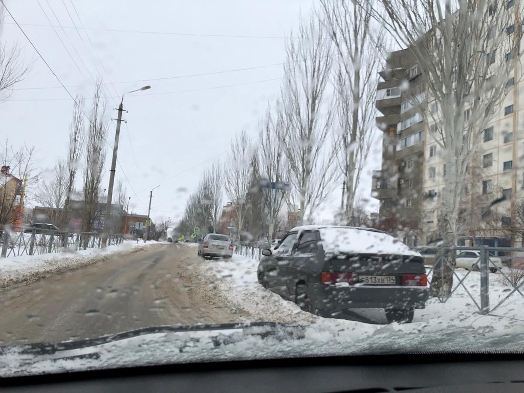 Камеры фиксируют чудаков, паркующихся в неположенных местах в Волгограде и Волжском