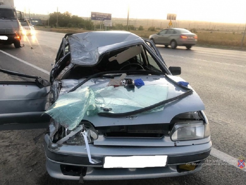 ВАЗ протаранил фуру на Третьей Продольной Волгограда: трое в больнице 