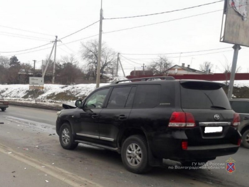 Двухлетний малыш в больнице: Toyota Land Cruiser 200 протаранил Kia в Волгограде