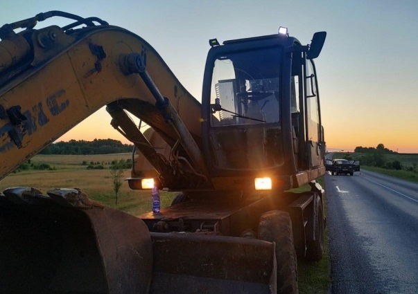 Пенсионер ночью врезался в экскаватор и погиб на трассе в Волгоградской области