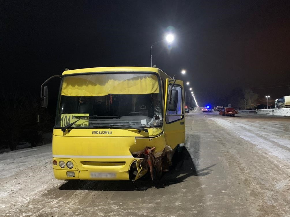 Водитель «копейки» подбил пассажирский автобус в Волгоградской области