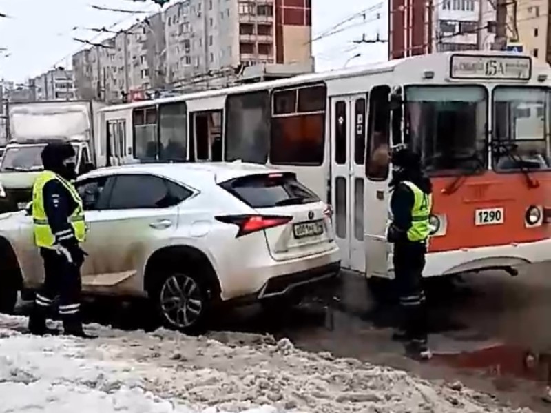 Генерал сам разберется в столкновении Lexus и троллейбуса в Волгограде, при оформлении которого за руль сел инспектор ГИБДД
