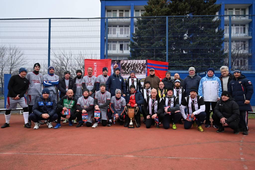 Спортивных праздник суровых мужчин: заводчане играют в футбол