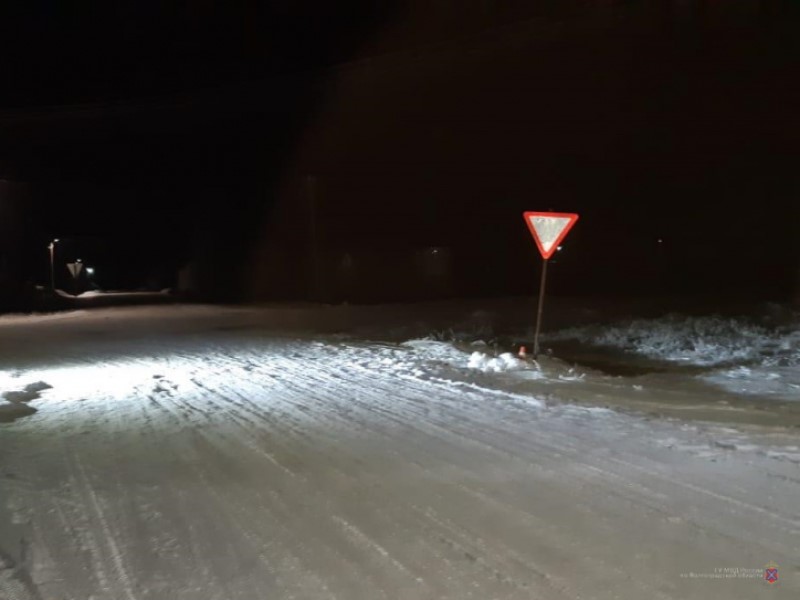 Фроловчане привязали тюбинг к машине и впечатали товарища в знак «Уступи дорогу»