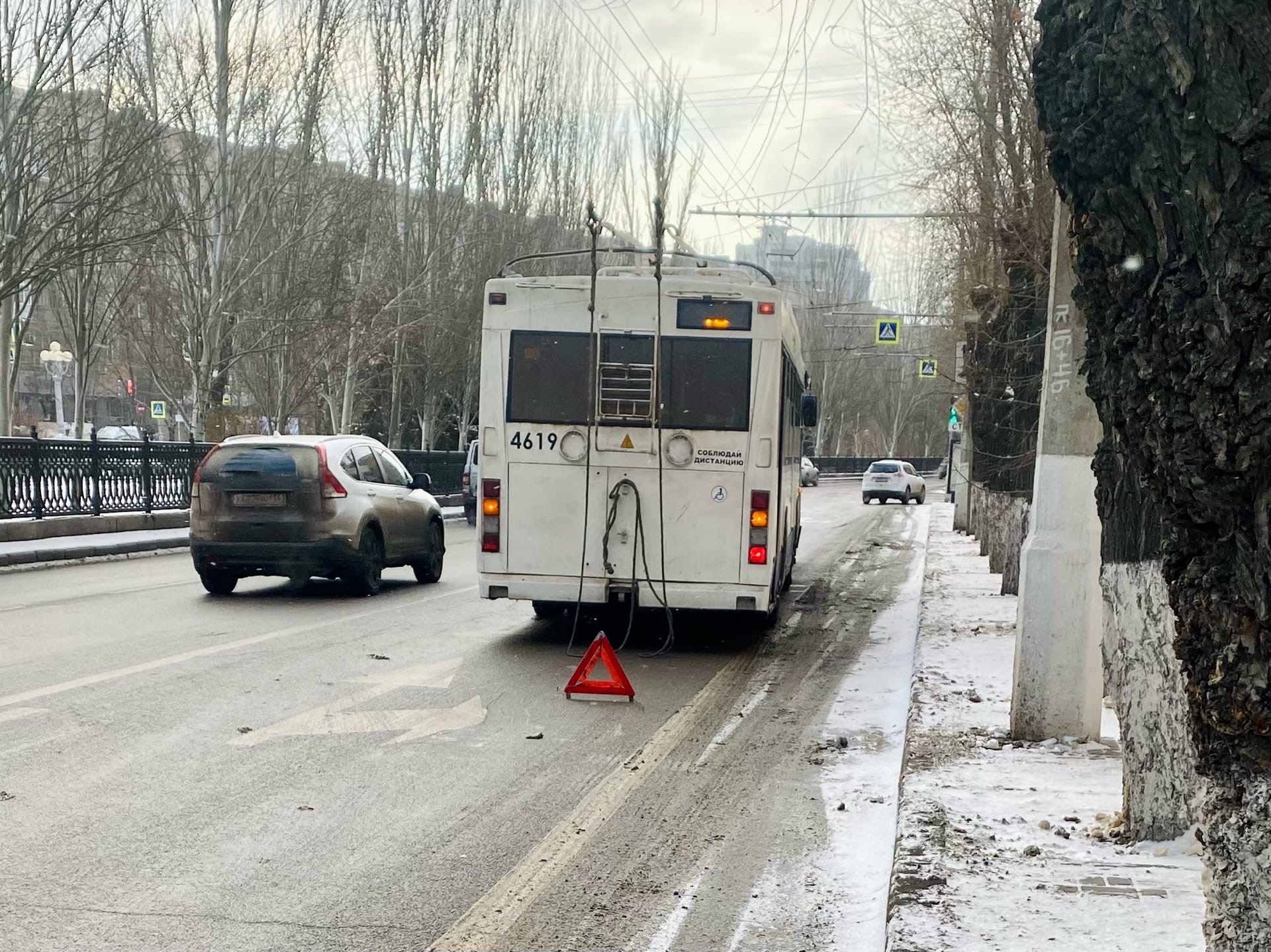 Троллейбус перегородил полосу движения у педуниверситета в центре Волгограда