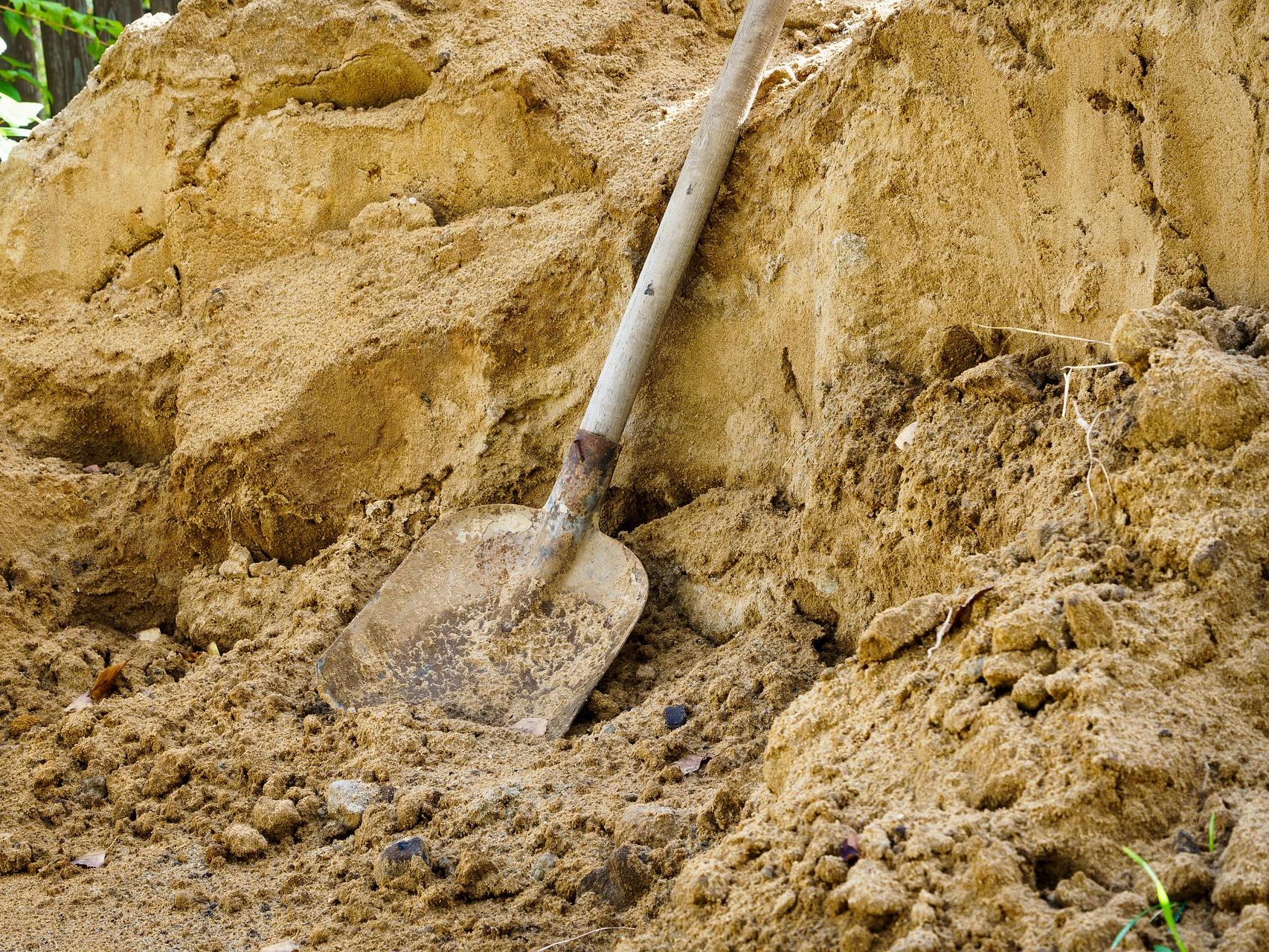 Бастовавшим волгоградским строителям на острове Голодном пообещали выплатить премии и закупить теплую спецодежду