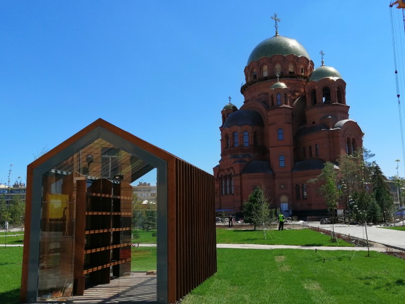 Перголы и парковая библиотека: часть Александровского сквера в Волгограде готова показаться гостям