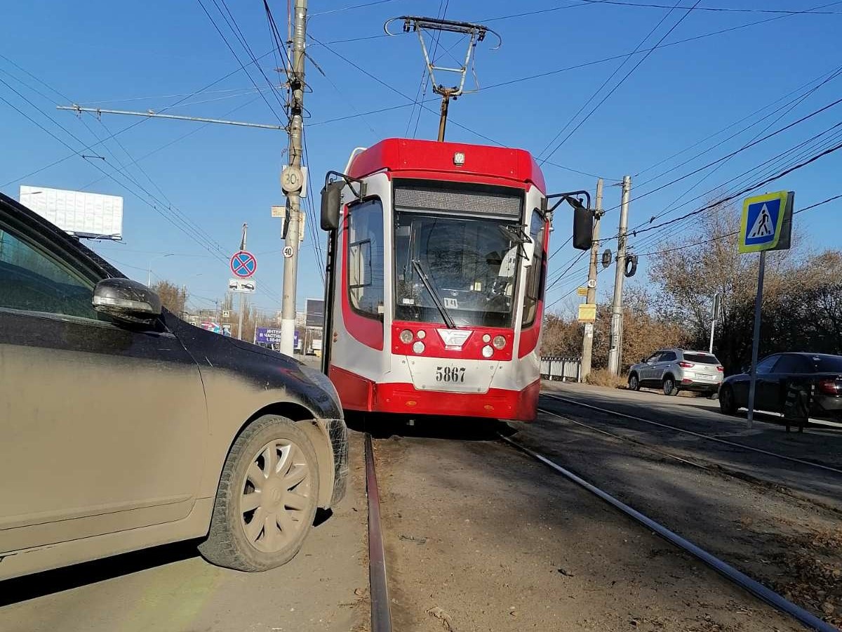 Волгоградец припарковался на трамвайных путях и свалил по делам