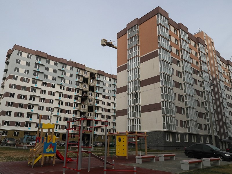 В Советском районе Волгограда неизвестный мужчина выпал с шестого этажа новостройки 