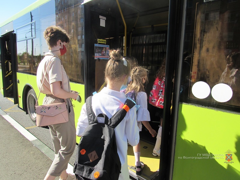 Бесплатный проезд в общественном транспорте Волжского обеспечили ученикам 1-4 классов, которые носят световозвращатели
