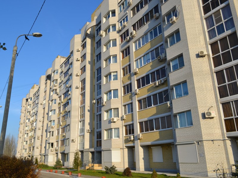 Многоэтажку на Ельшанской набережной оставили без горячей воды на две недели