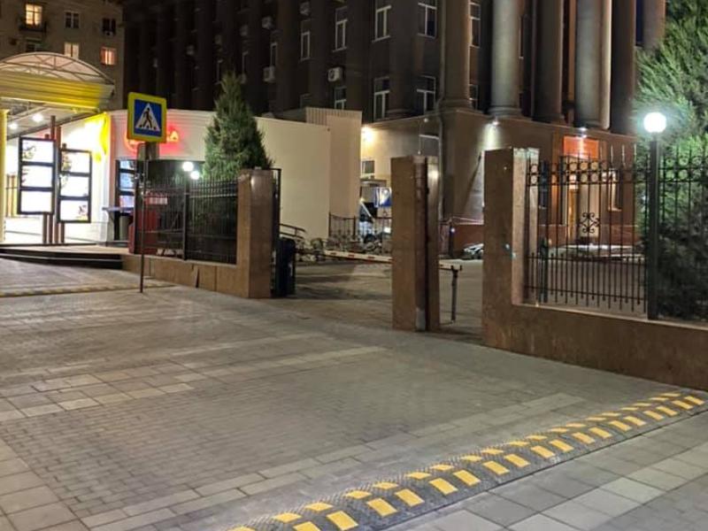 «Собрались судьи в сауне»: известный волгоградский СММщик жестко раскритиковал «лежачего полицейского» у здания суда