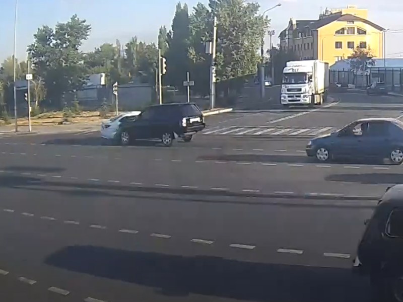 Страшное столкновение Range Rover и Hyundai на шоссе Авиаторов в Волгограде сняли камеры наружного наблюдения