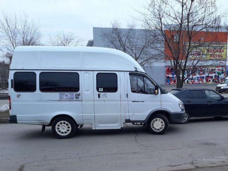 «В больнице 14-летняя девочка»: водитель маршрутки влетел в отечественную легковушку на юге Волгограда