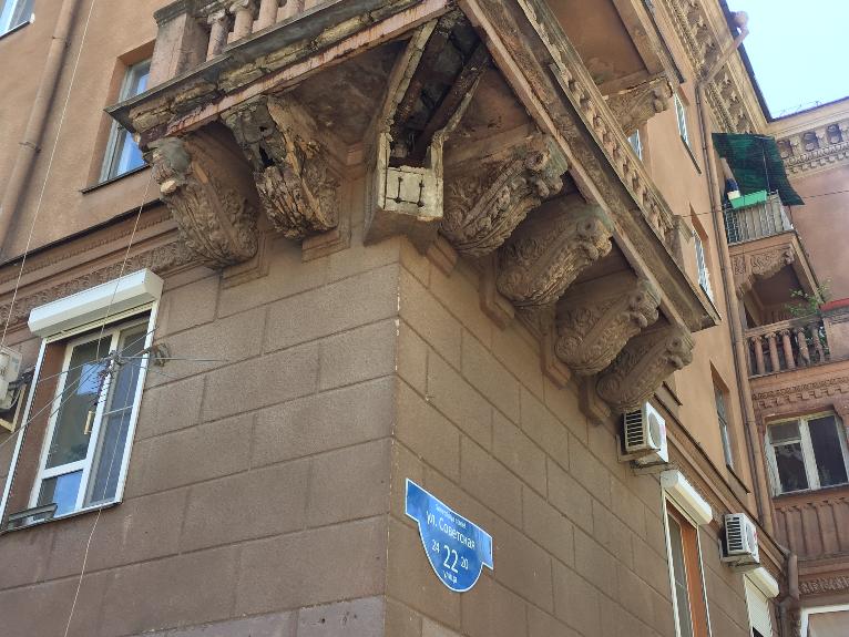 В центре Волгограда разваливается многоквартирный жилой дом