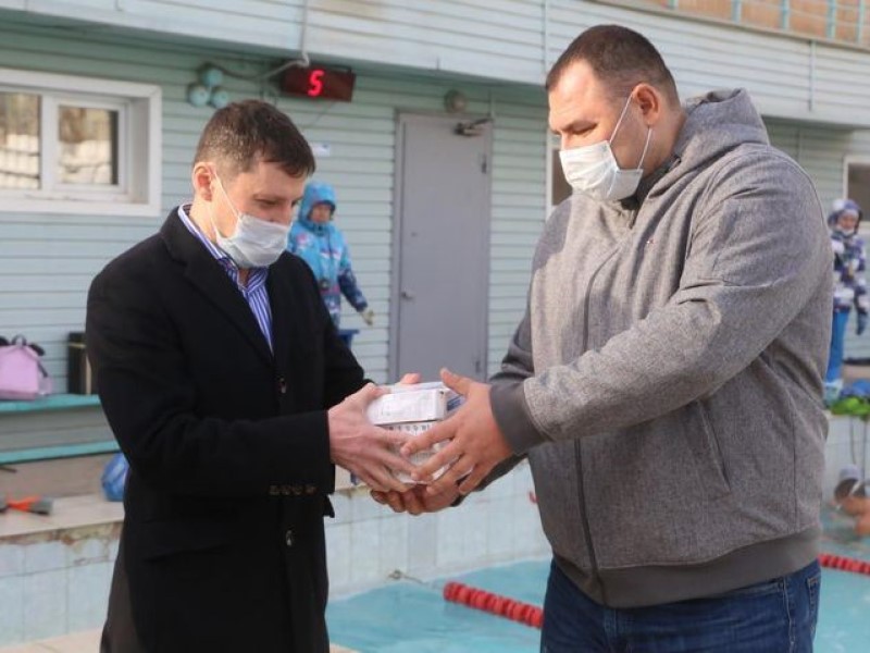 Волгоградской спортшколе подарили приборы для бесконтактного измерения температуры