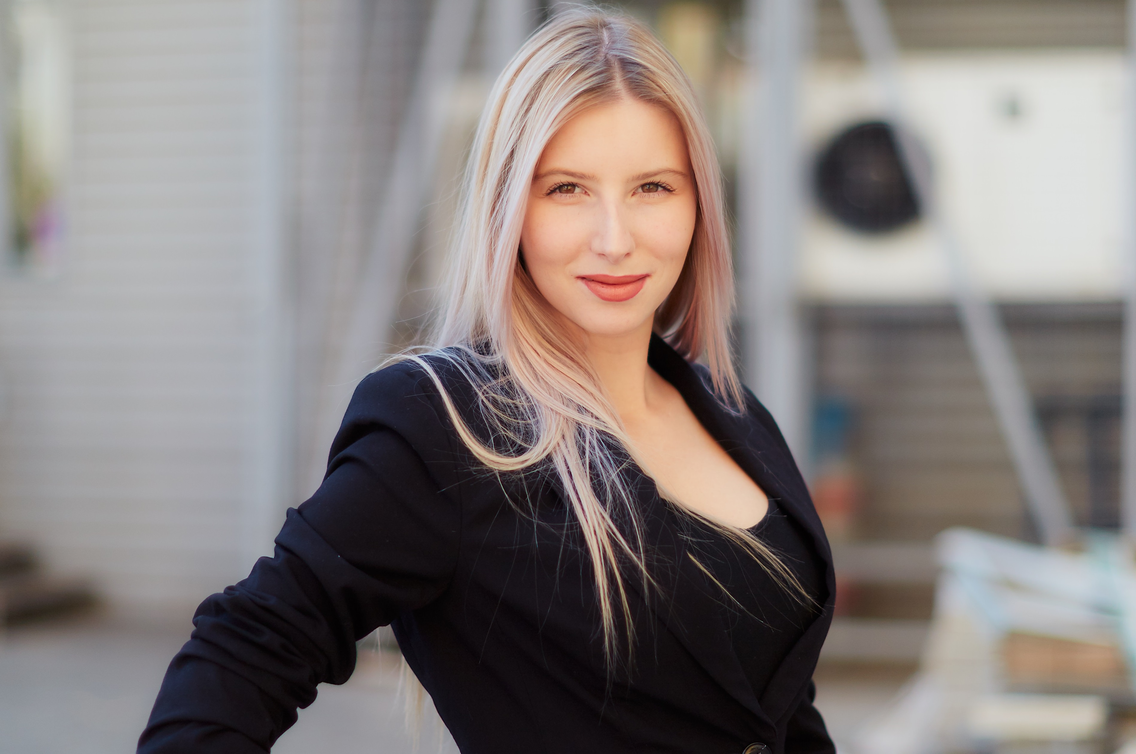 Волгоградский журналист готова прокатить на своем авто чиновников по «убитой» трассе