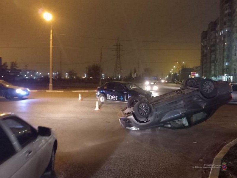 Datsun перевернулся на крышу после столкновения с такси Uber в Волжском