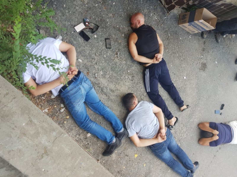 Волгоградец с «братками» попытался отобрать якобы купленную на деньги его жены машину у 22-летнего парня