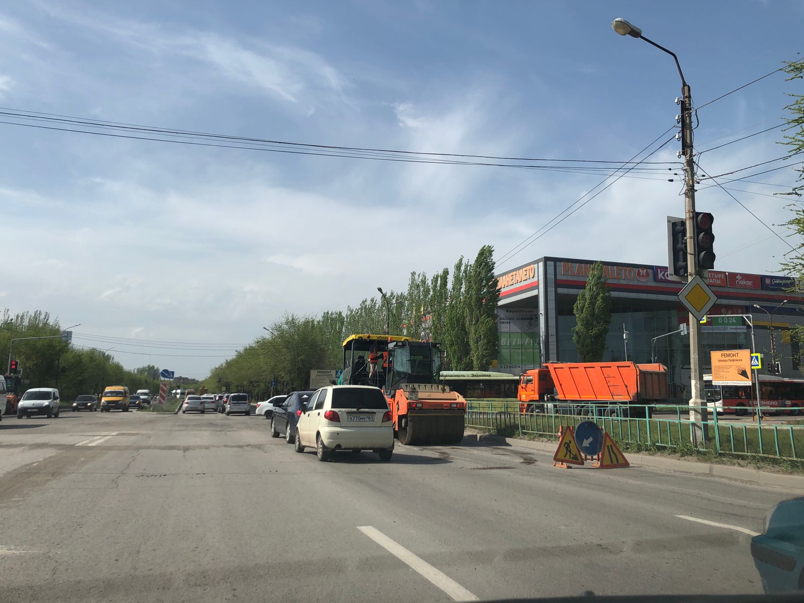 Мэр Волжского устроил транспортный коллапс рядом с торговым центром