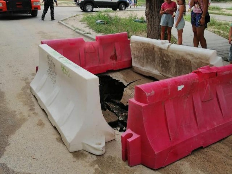 Hyundai ушел под землю вместе с асфальтом на севере Волгограда