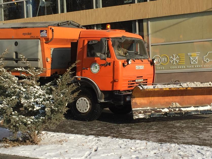 В Волгограде продолжается борьба со снегом