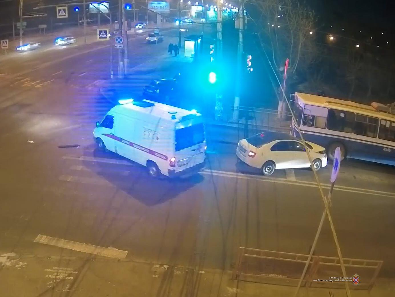 Двойное ДТП с троллейбусом произошло в Краснооктябрьском районе Волгограда